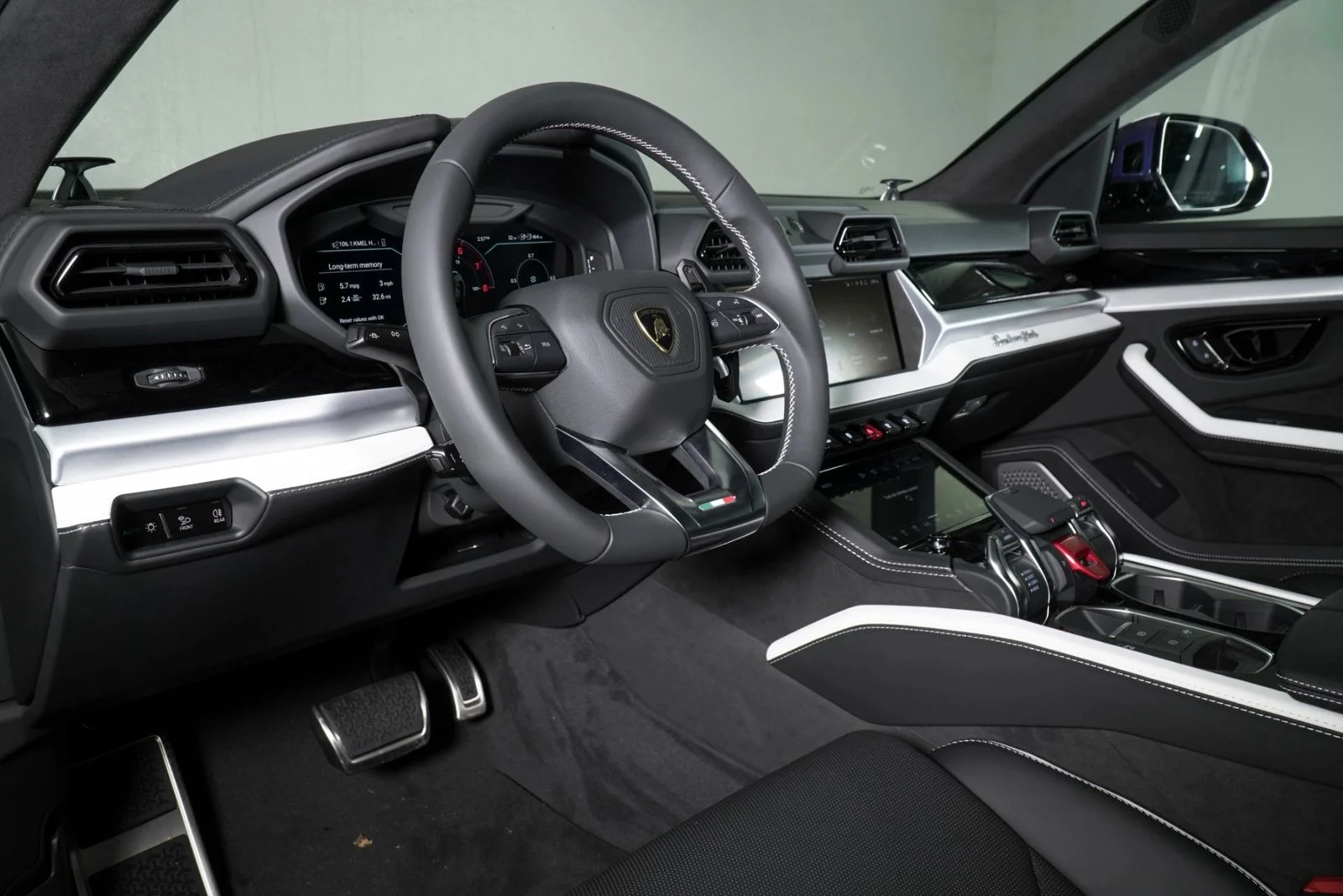 Used 2025  Lamborghini  image 3