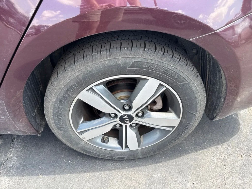 Used 2018 Red Kia LX image 16