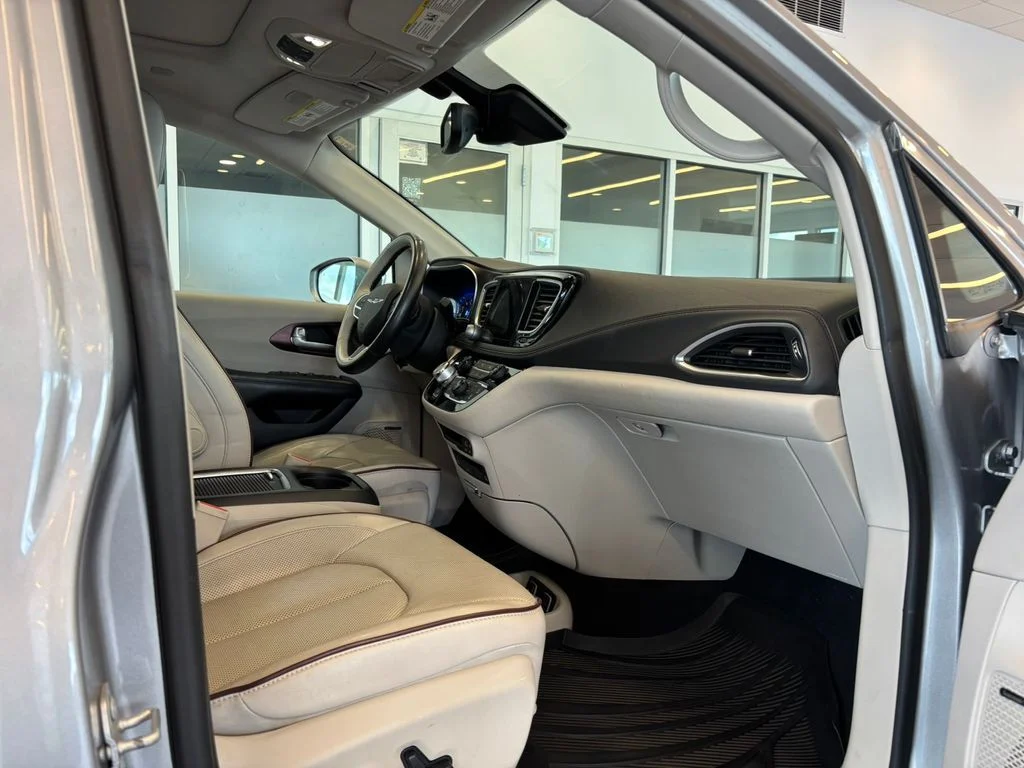 Used 2017 Silver Chrysler Limited image 23