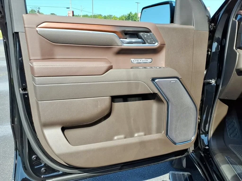 Used 2025 Onyx Black GMC Denali image 5