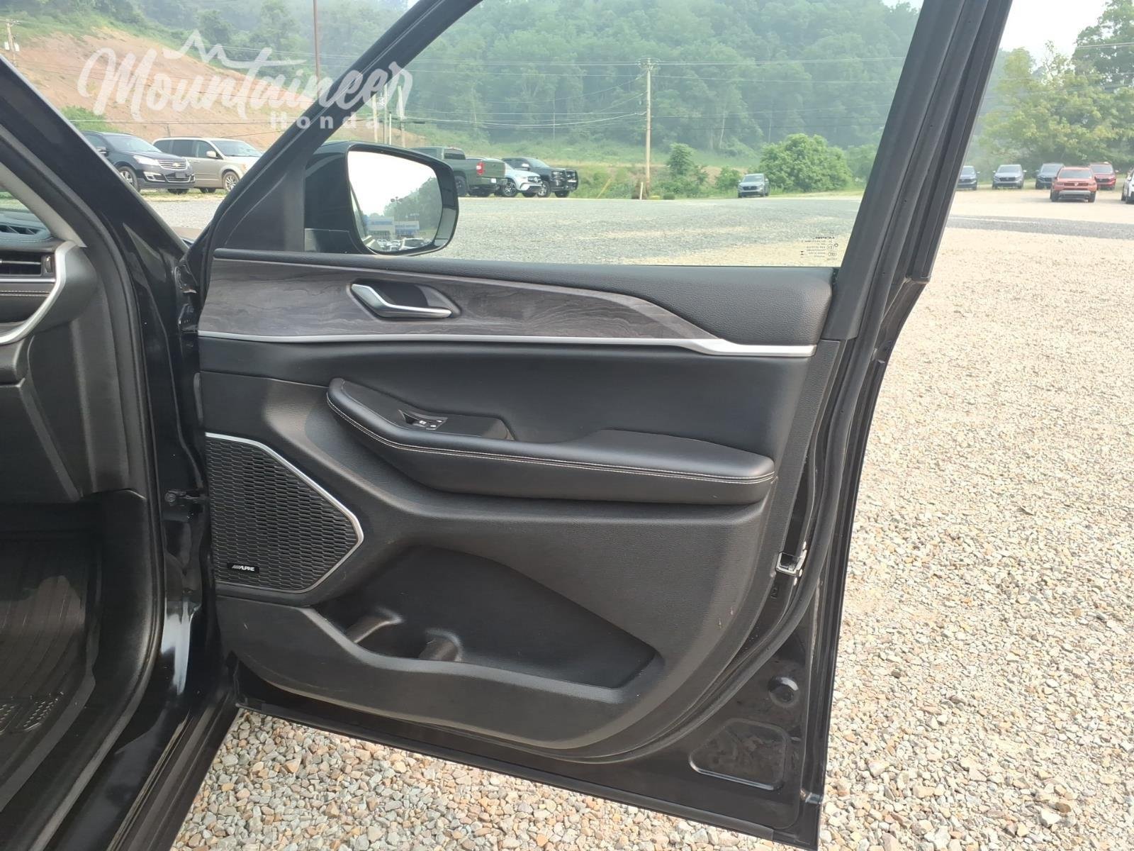 Used 2023 Diamond Black Crystal Pearlcoat Jeep Limited image 16