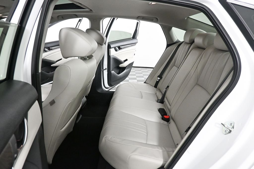 Used 2018  Honda Touring image 18