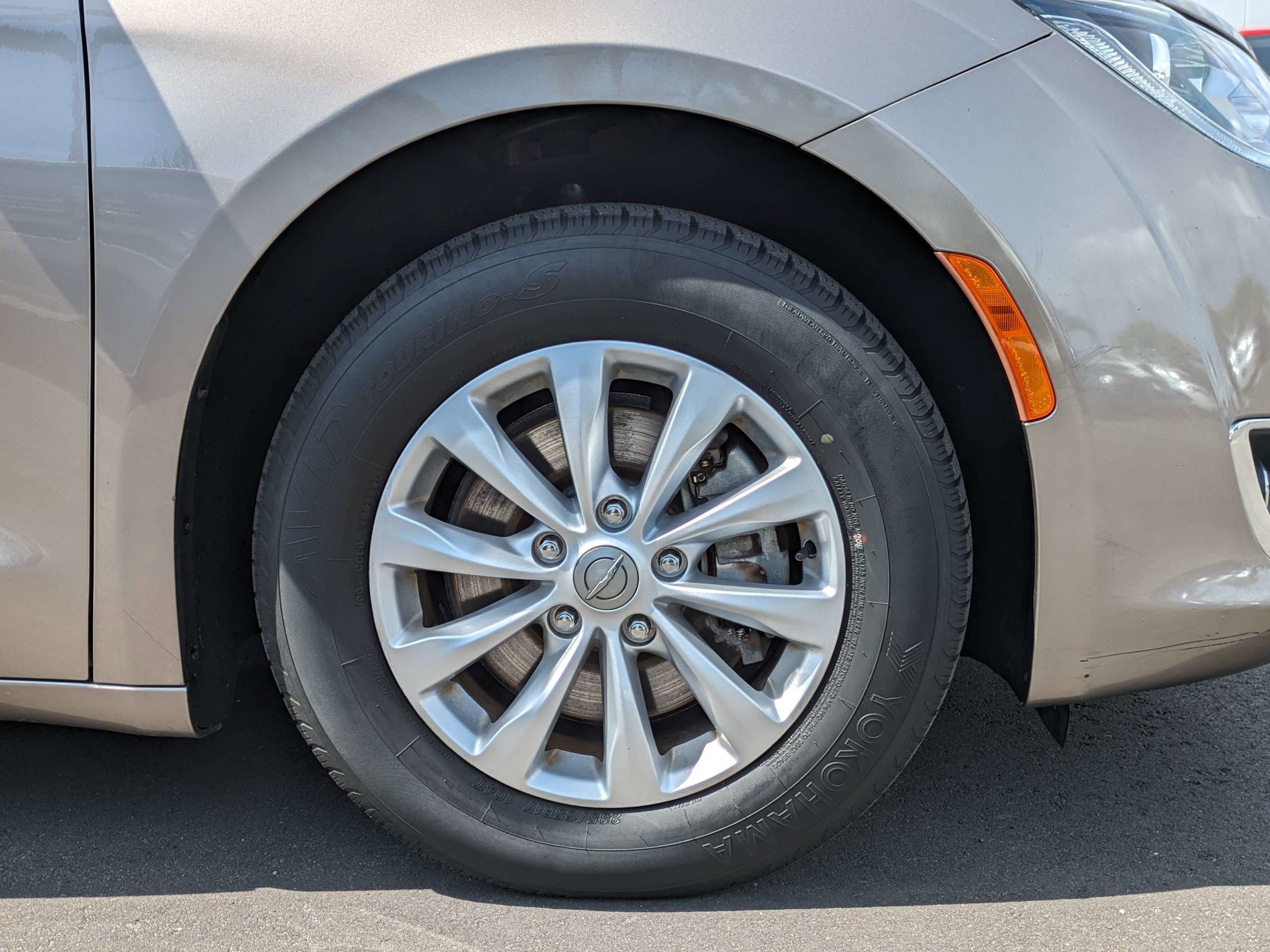 Used 2018 Silver Chrysler Touring L image 11