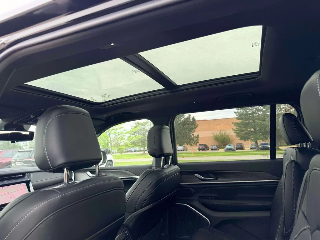 New 2026 Diamond Black Crystal Pearl-Coat Exterior Paint Jeep Limited image 12