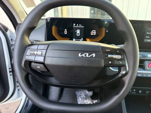 Used 2025 White Kia LXS image 28