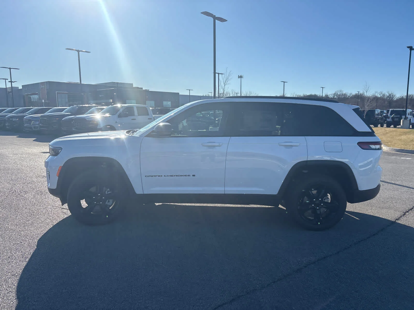 New 2025 Bright White Clear-Coat Exterior Paint Jeep Limited image 5