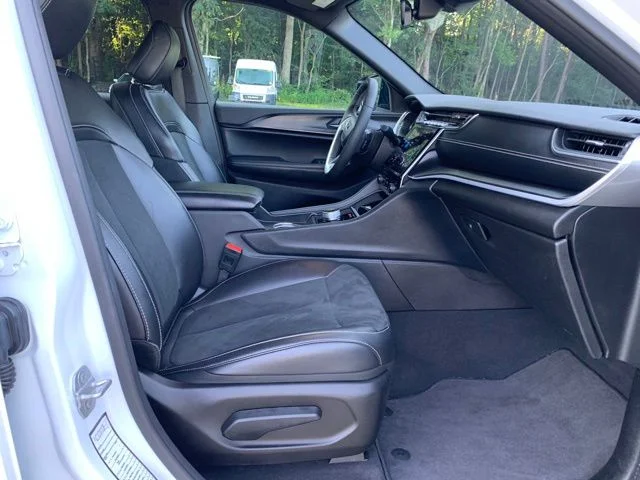 Used 2025 White Jeep Altitude image 16