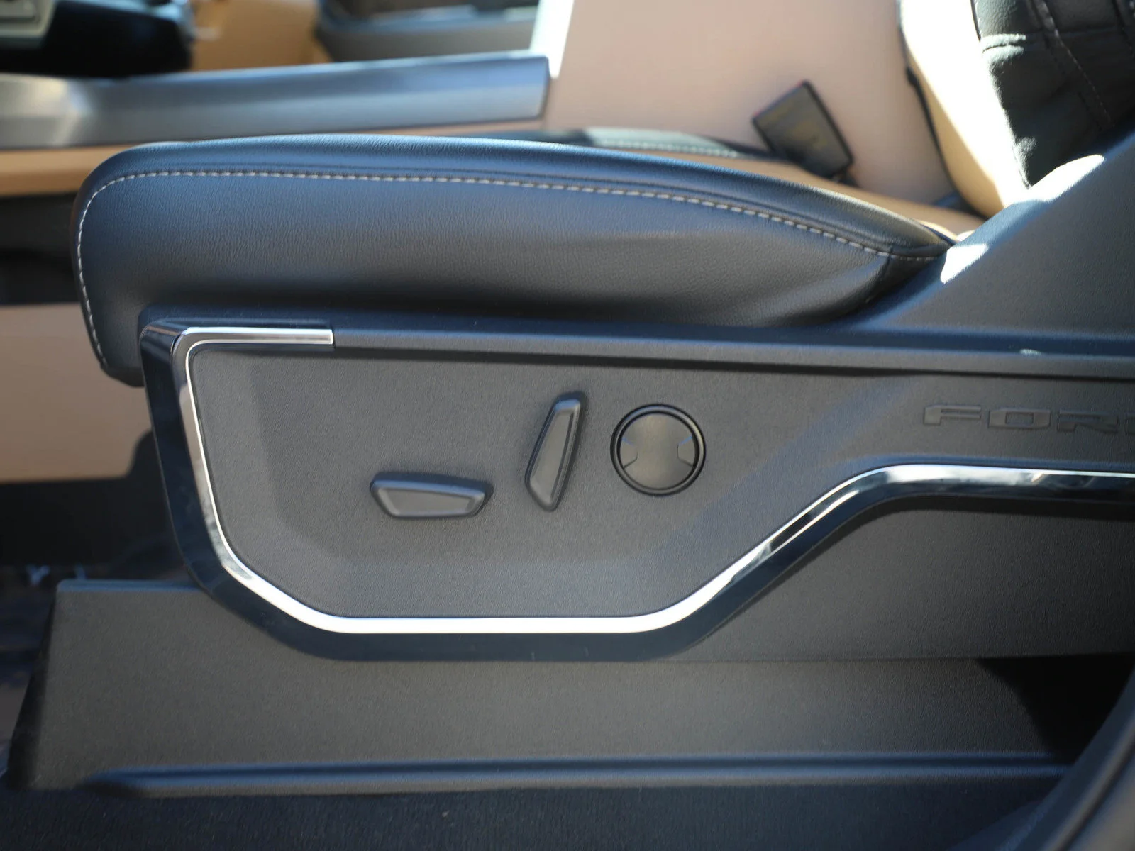 Used 2024 Bronze Metallic Ford Lariat image 28