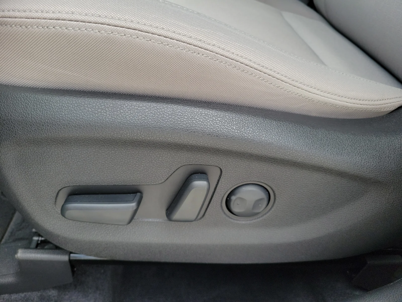 Used 2016 Coliseum Gray Hyundai SE image 11