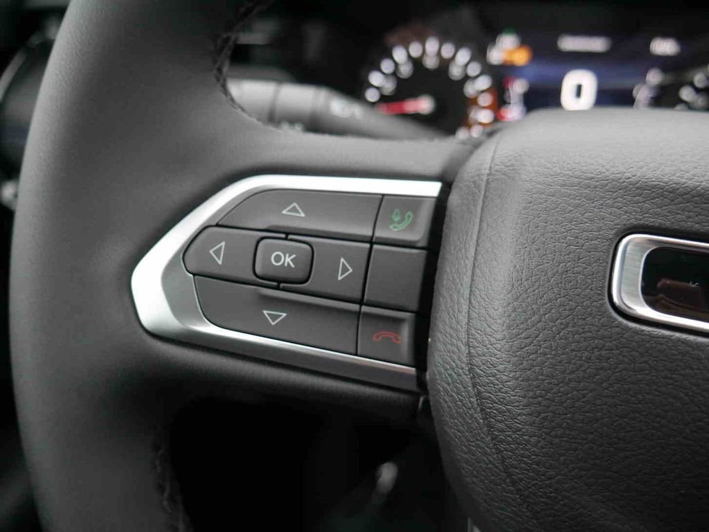New 2026 White Jeep Latitude image 37