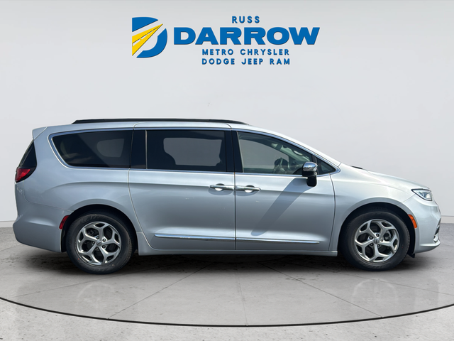 Used 2023 Silver Chrysler Limited image 6