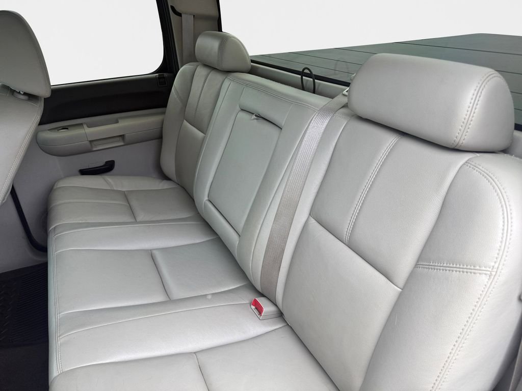 Used 2009 Gray Chevrolet 2HY image 9