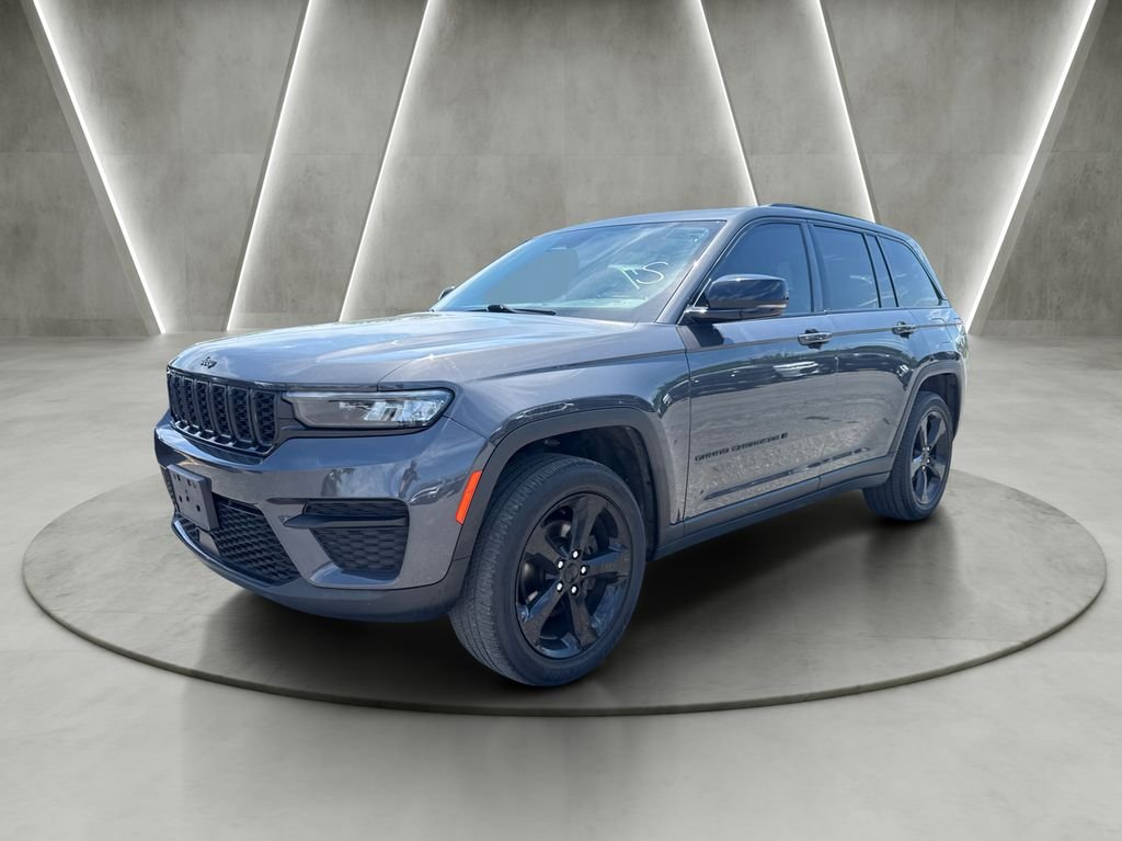 Used 2023 Gray Jeep Altitude X image 3