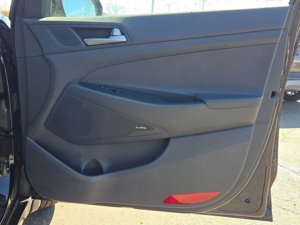 Used 2017 Black Hyundai SE Plus image 8