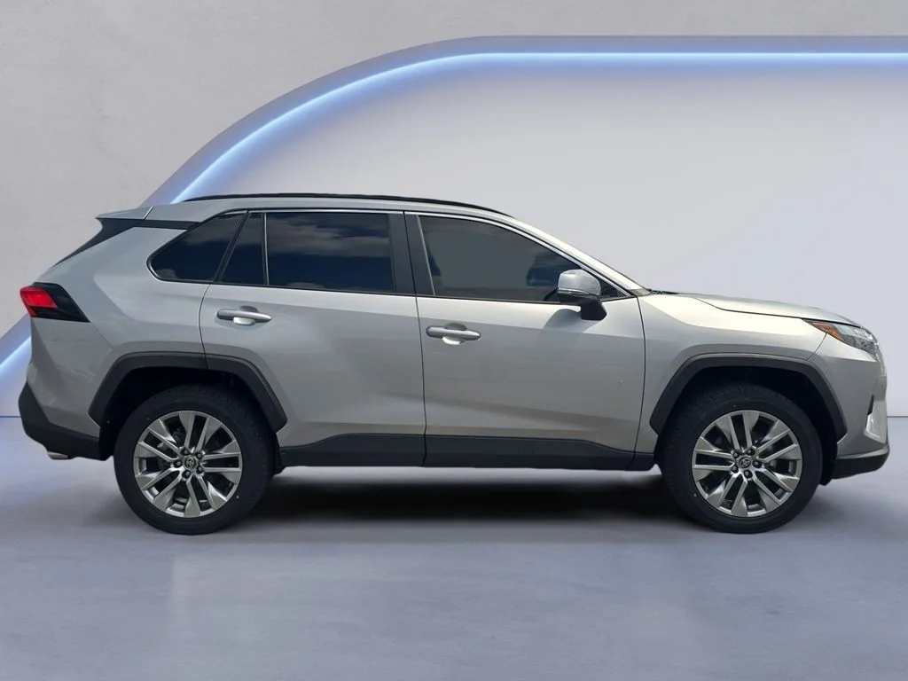 Used 2024 Silver Sky Metallic Toyota XLE Premium image 7