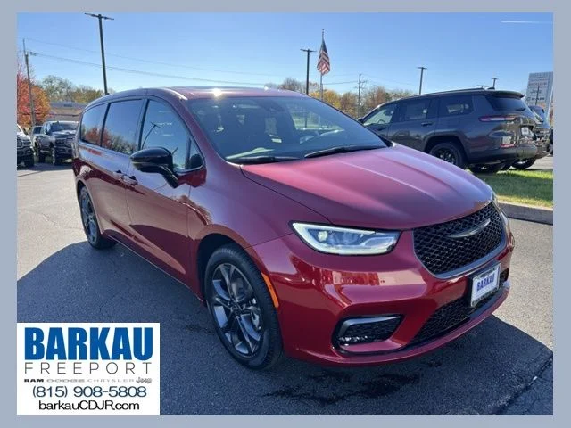 2026 Chrysler Pacifica Select's photo