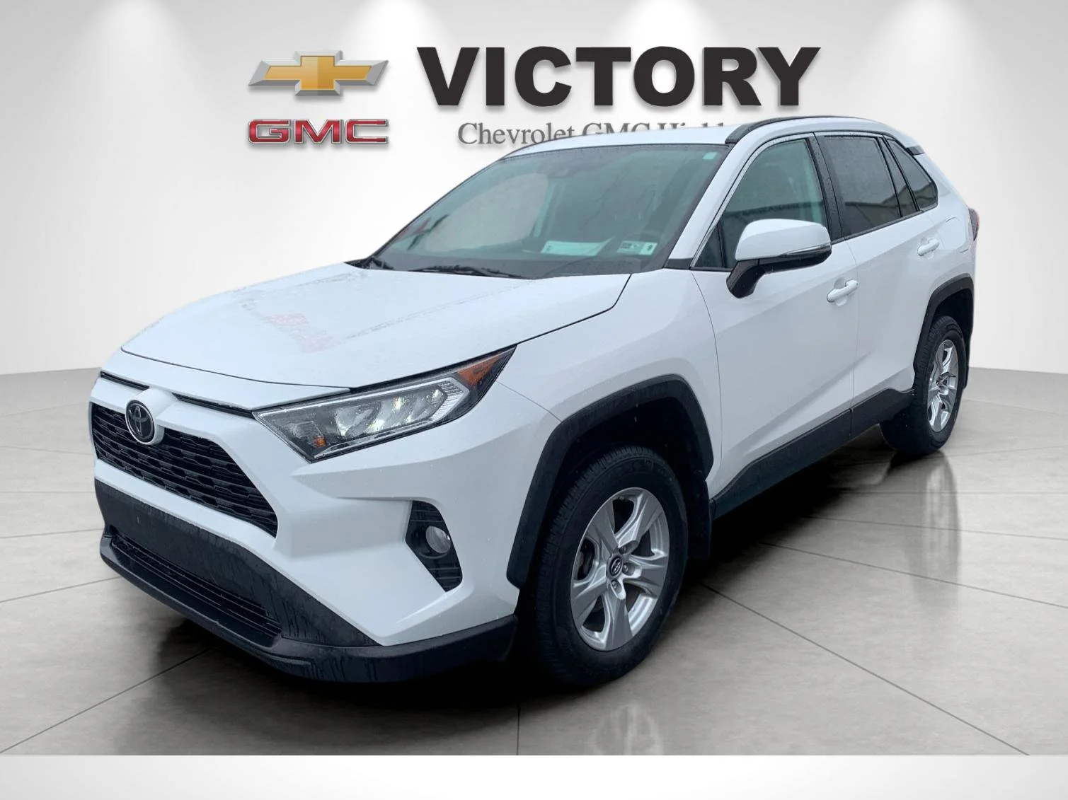 Used 2019 White Toyota XLE image 7