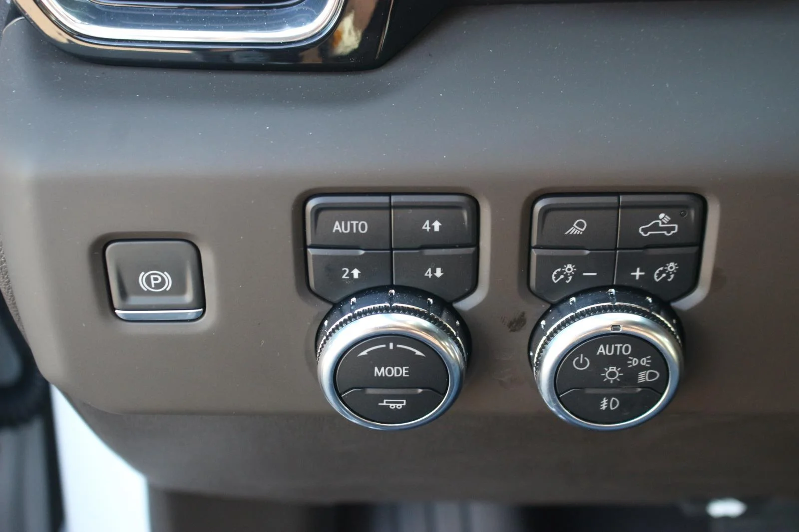 Used 2025 White Frost Tricoat GMC Denali image 32