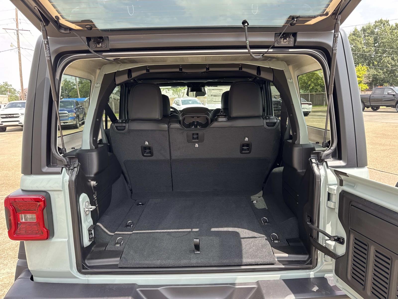 New 2026 Bright White Clear-Coat Exterior Paint Jeep Limited image 6