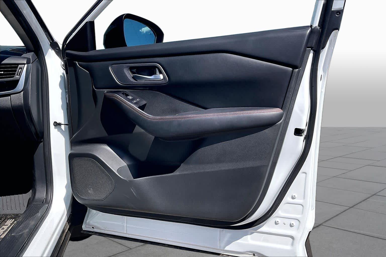 Used 2025 Everest White Pearl Nissan Rock Creek image 22