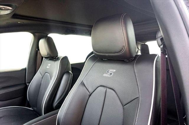 New 2026 Diamond Black Crystal Pearl-Coat Exterior Paint Chrysler Limited image 9