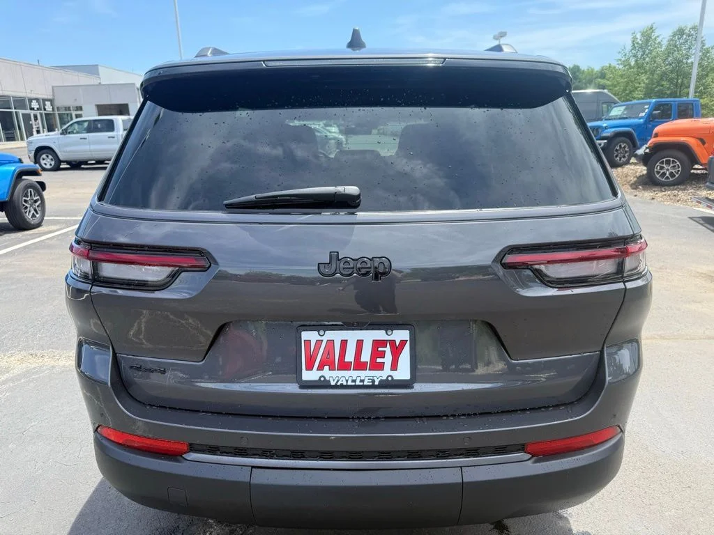 New 2026 Baltic Gray Metallic Clear-Coat Exterior Paint Jeep Laredo image 4