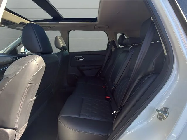 Used 2023 White Nissan Platinum image 15