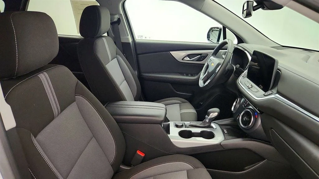 Used 2024 Summit White Chevrolet FWD 4dr 2LT Cloth w/ Convenience & Driver Confidence Pkgs image 24
