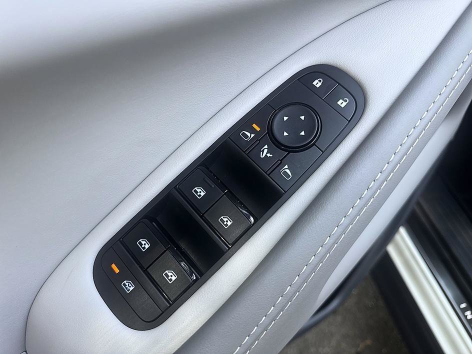 New 2027 Radiant White/Black Obsidian INFINITI SPORT image 10
