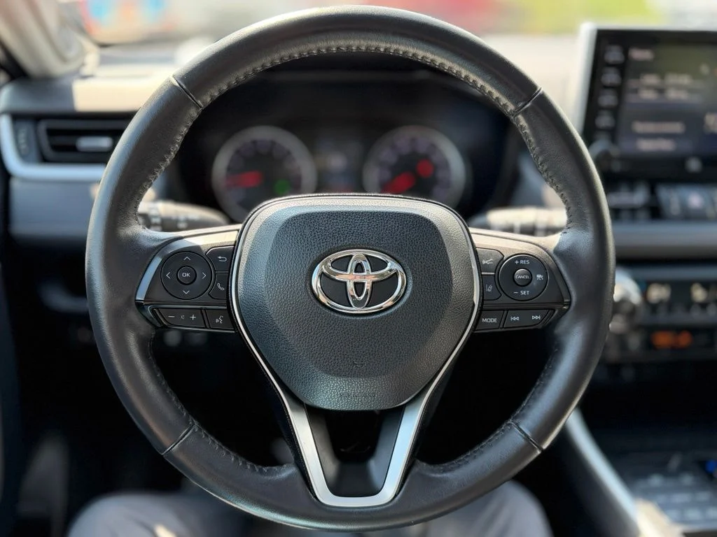 Used 2020 Gray Toyota XLE Premium image 11