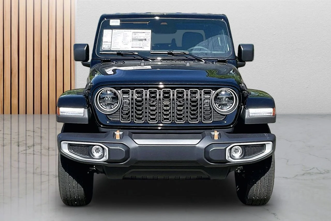 New 2026 Black Clear-Coat Exterior Paint Jeep 85th Anniversary Edition image 3