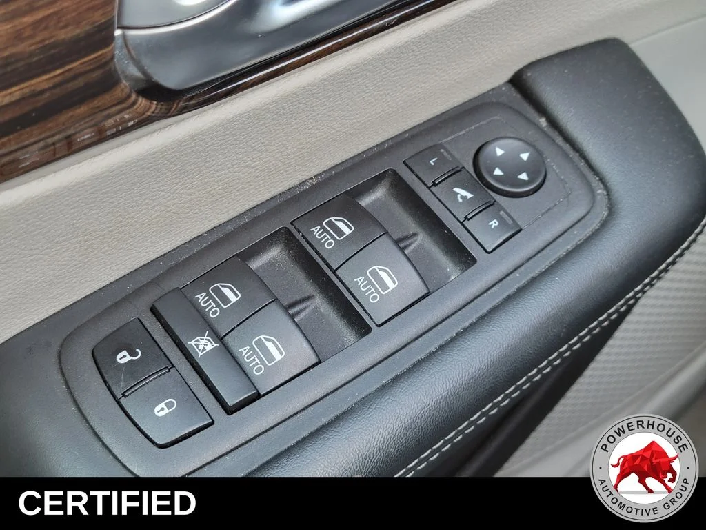 Used 2023 White Chrysler Limited image 29