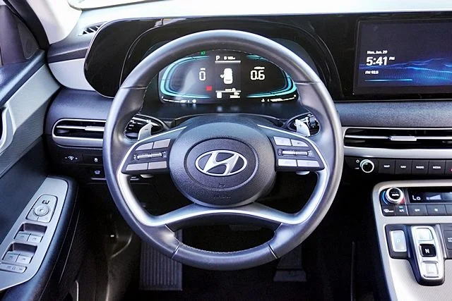 Used 2025 White Hyundai SEL image 19