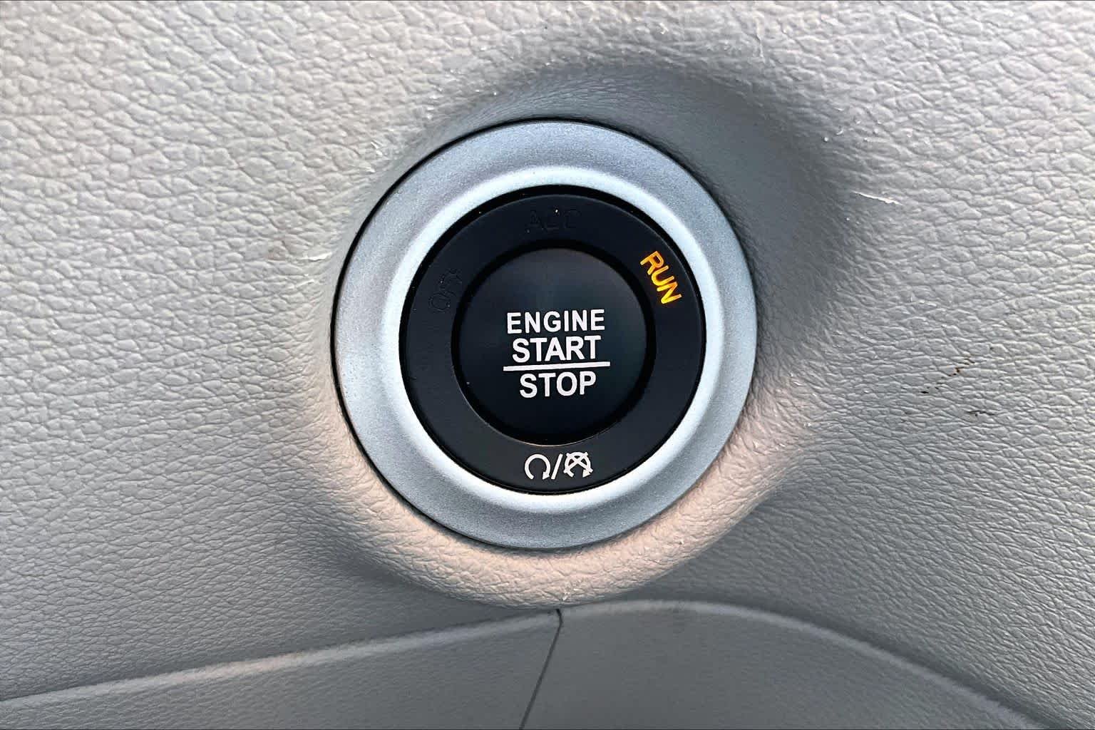 Used 2024 Silver Mist Clearcoat Chrysler Touring L image 31