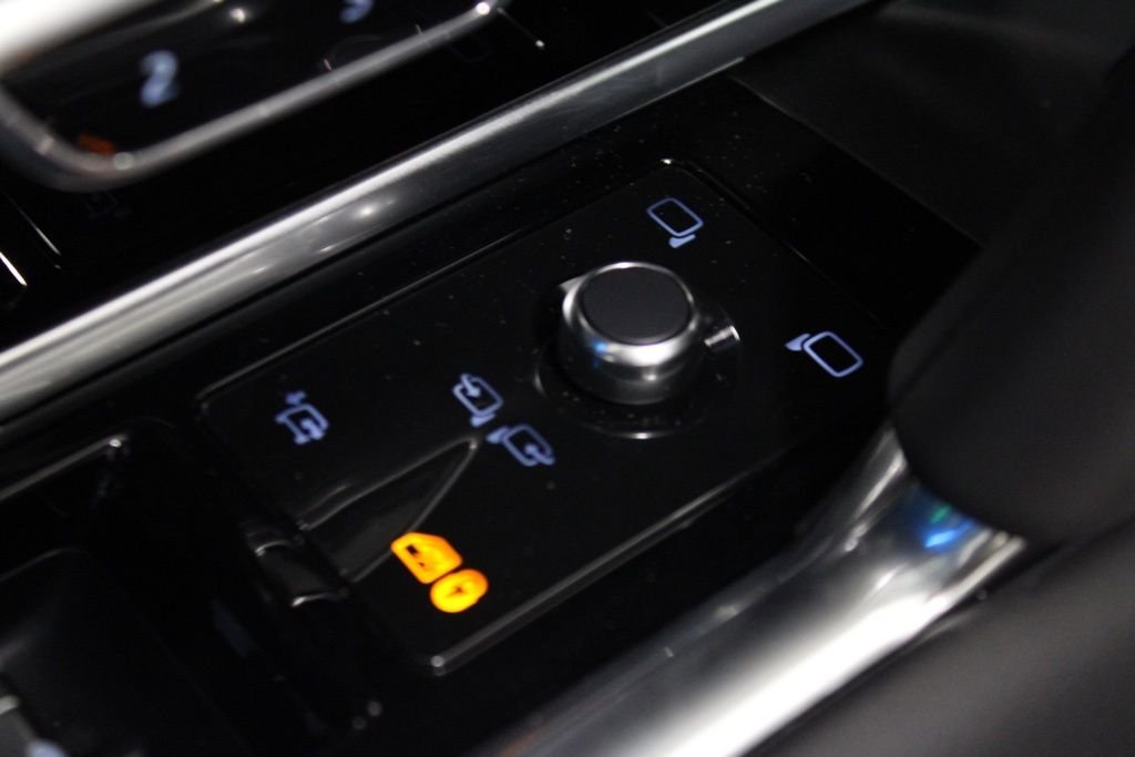 Used 2025 White Land Rover SE image 17