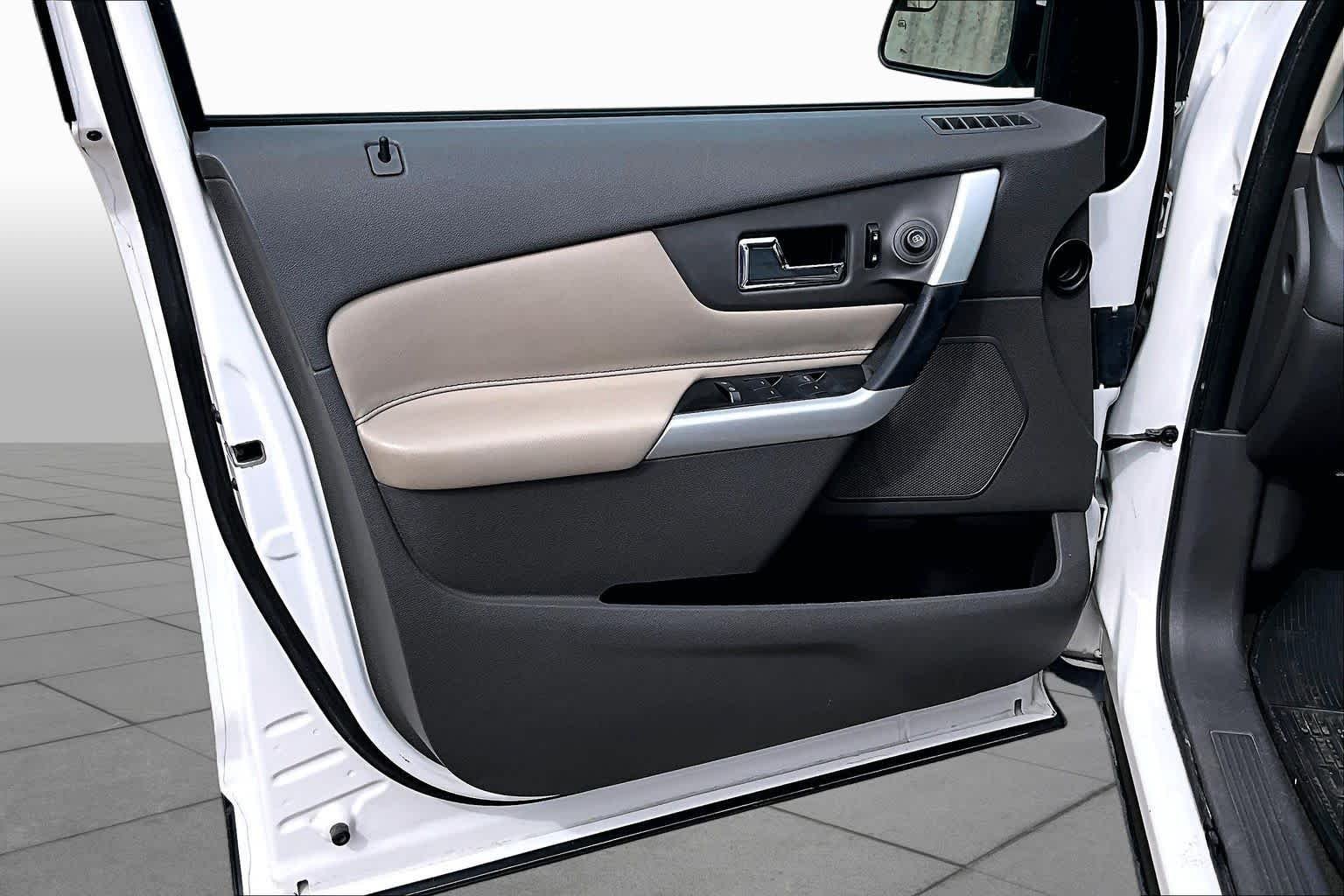Used 2013 White Platinum Metallic Tri-Coat Ford SEL image 24