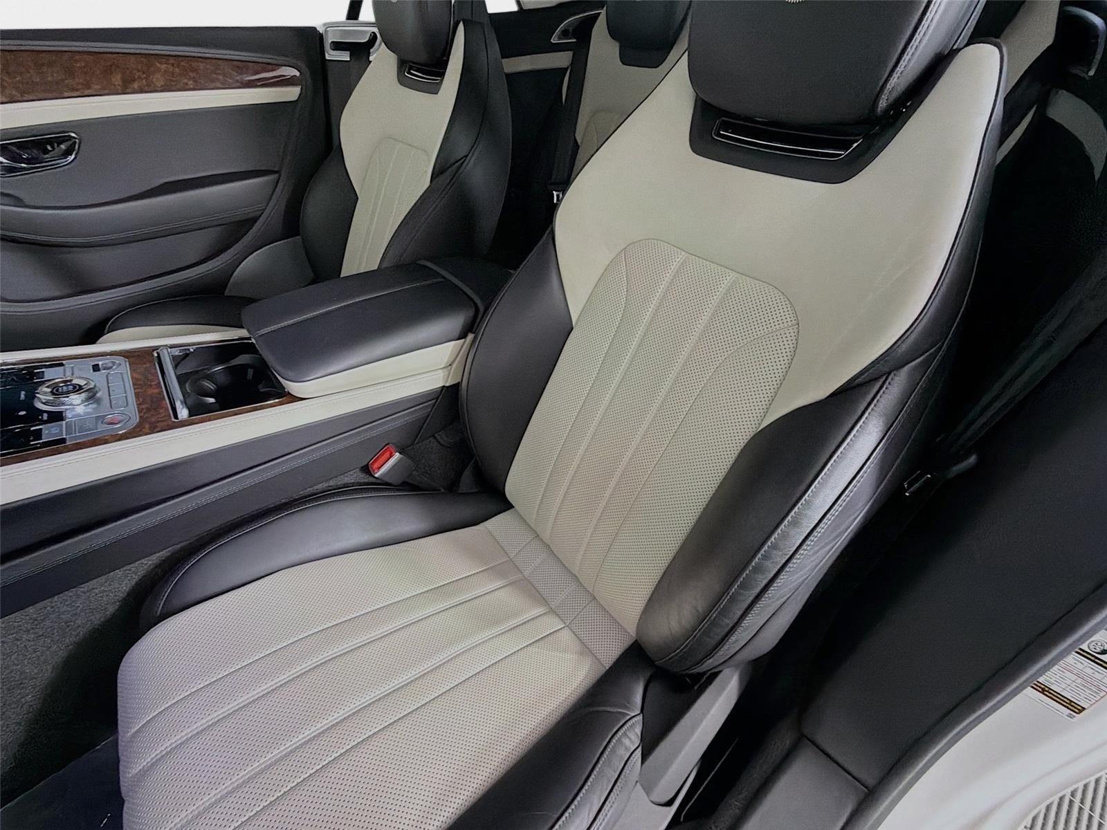 Used 2022 White Bentley V8 image 11