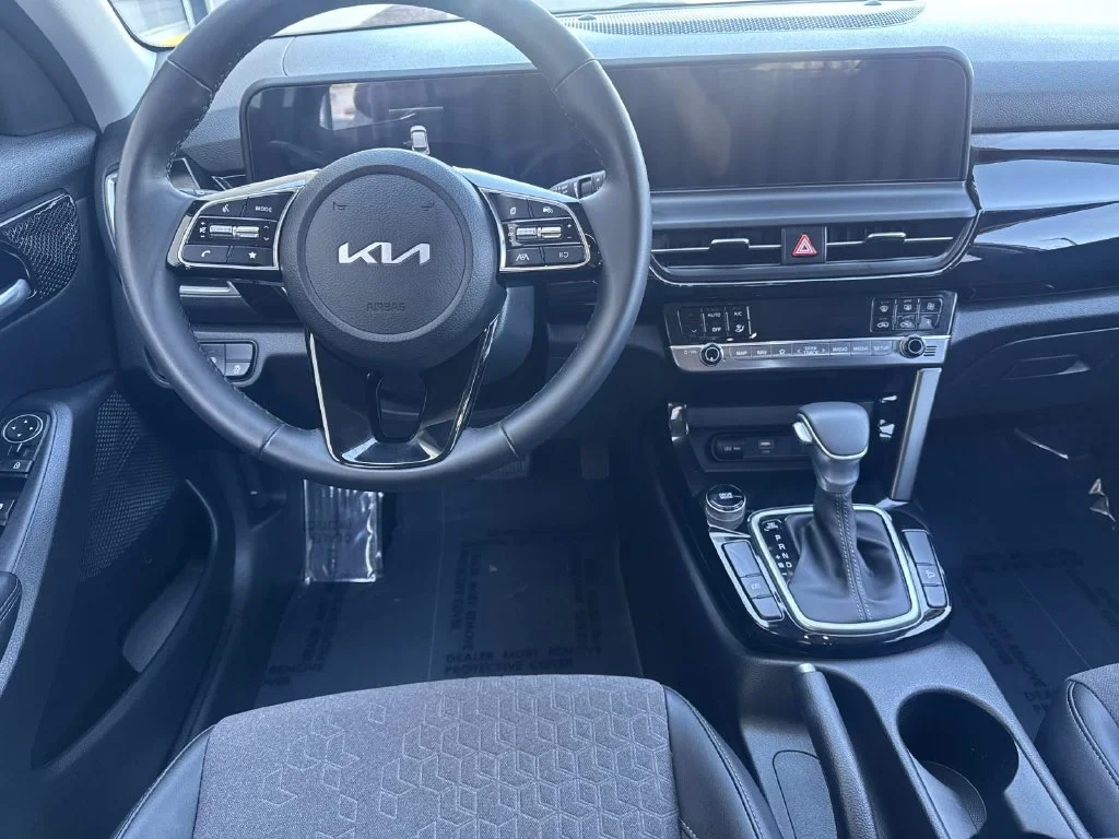 Used 2026 White Kia S image 16