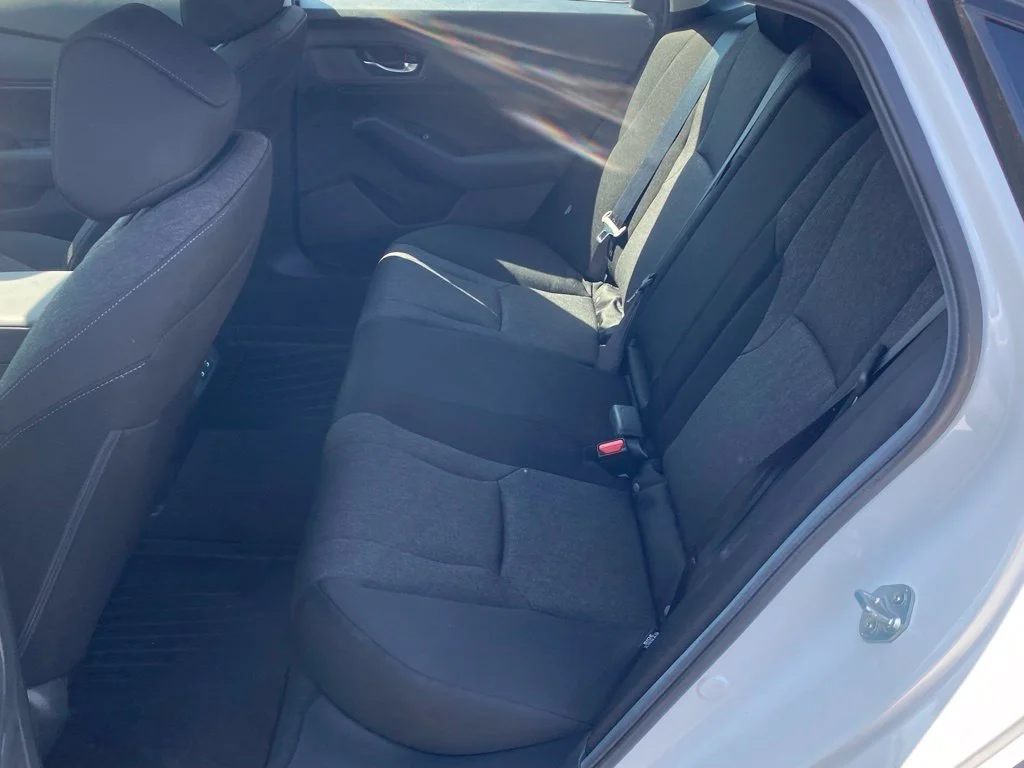 Used 2025 White Honda SE image 7