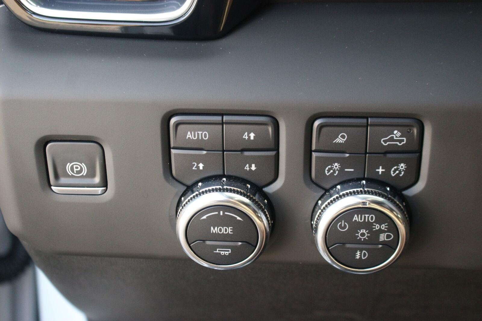 Used 2025 White Frost Tricoat GMC Denali Ultimate image 33