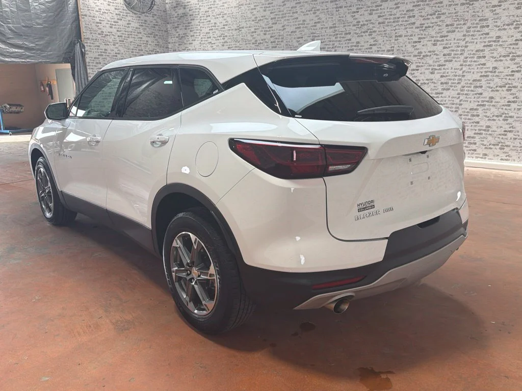 Used 2025 Summit White Chevrolet LT image 5
