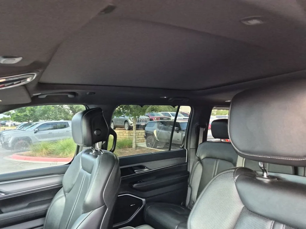 Used 2023 White Jeep Base image 30