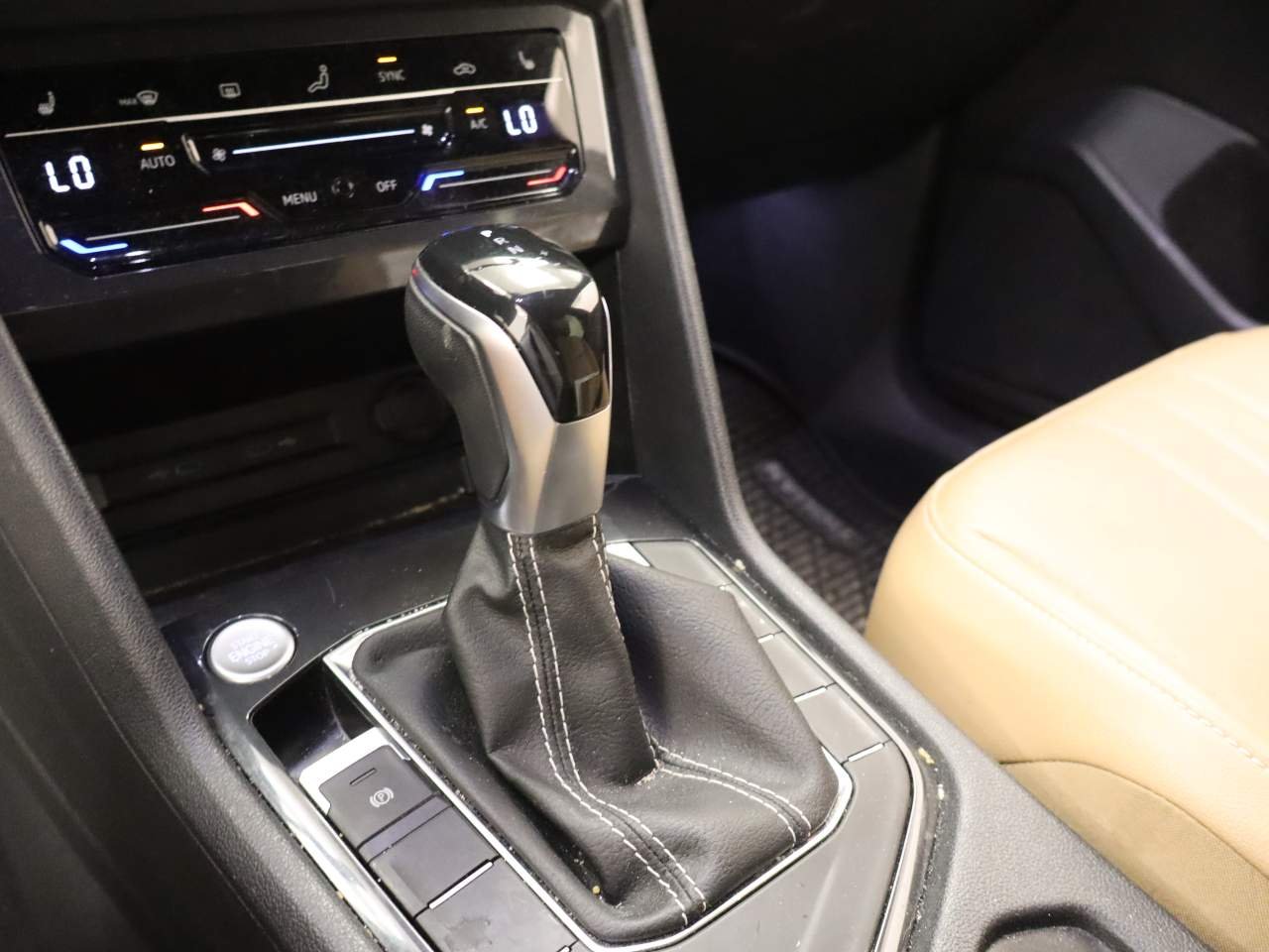 Used 2022 Kings Red Metallic Volkswagen SE image 9