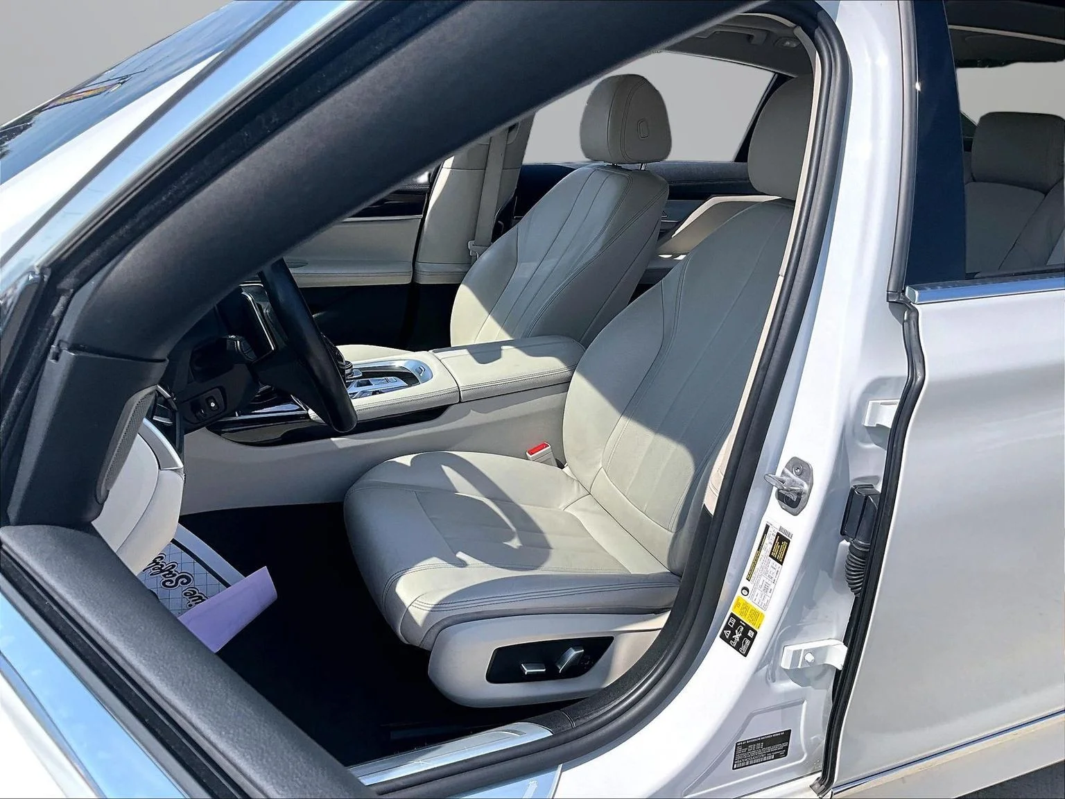 Used 2018 White BMW 740i xDrive image 26