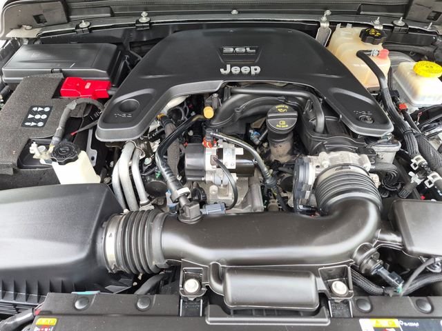 Used 2021 Silver Jeep Unlimited Sport image 27