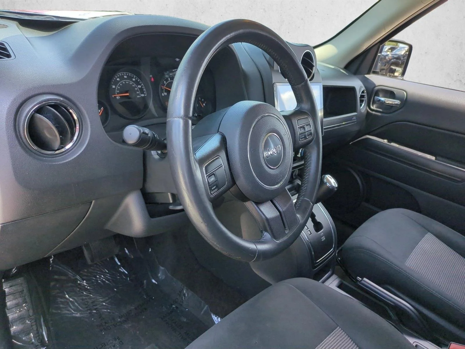 Used 2014 True Blue Pearlcoat Jeep Latitude image 10