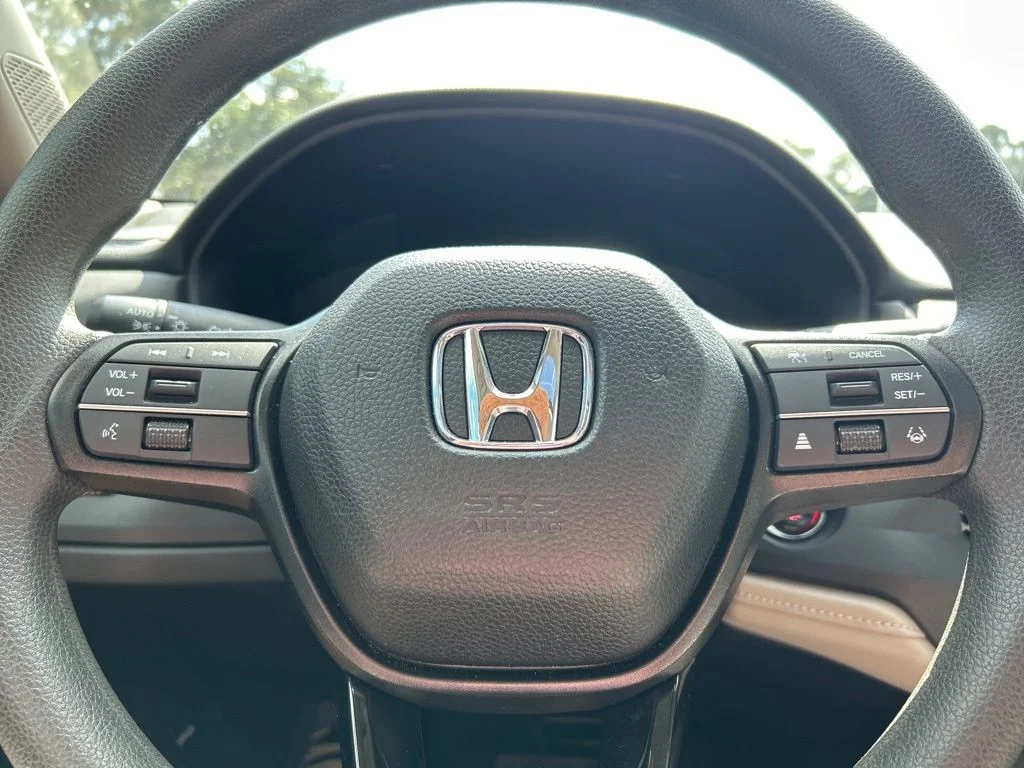 Used 2025 Platinum White Pearl Honda SE image 23
