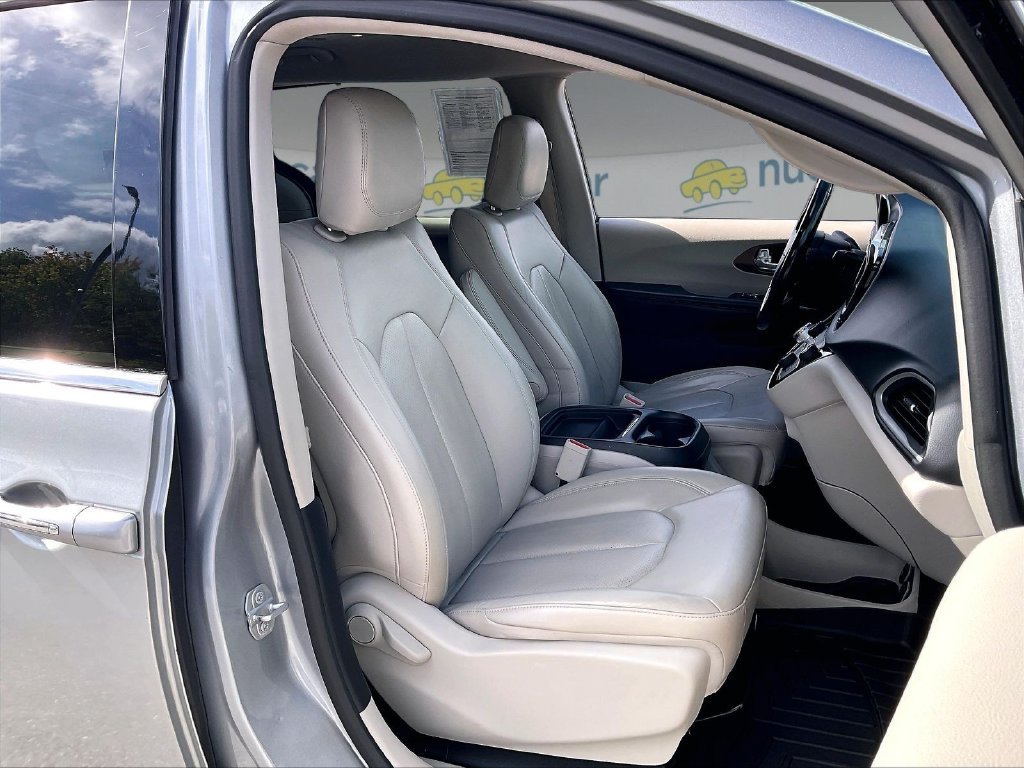 Used 2019 Billet Silver Metallic Clearcoat Chrysler Touring L image 10