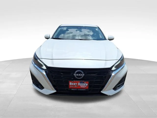 Used 2024 White Nissan 2.5 SV image 2