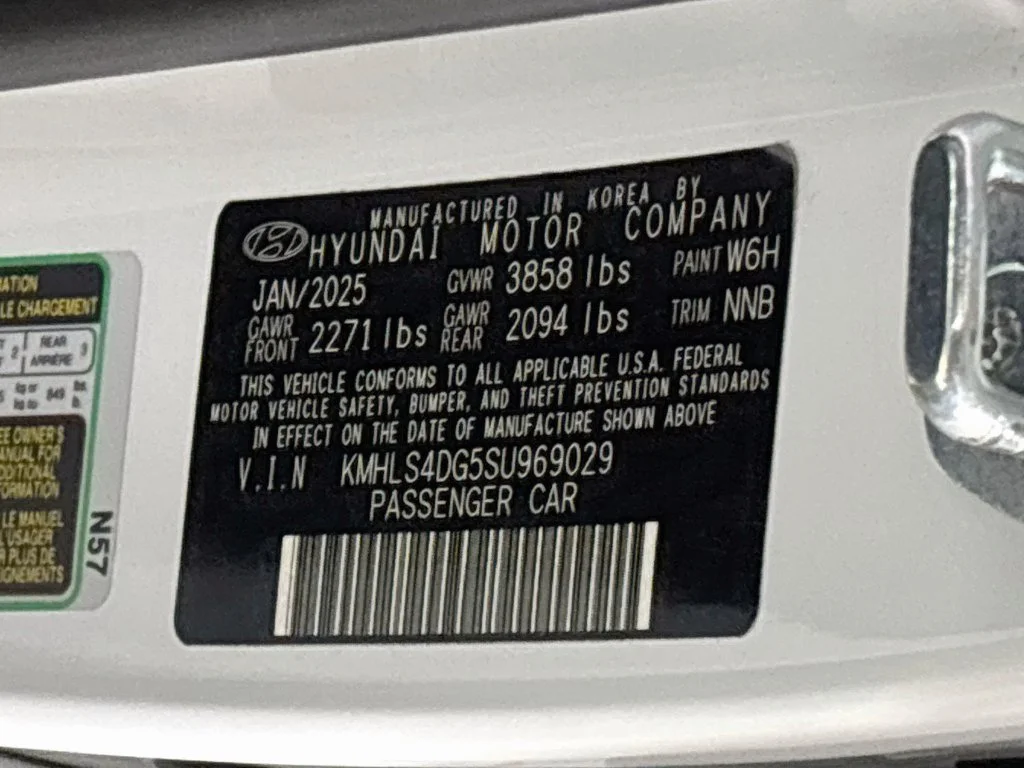 Used 2025 White Hyundai SEL Convenience image 26